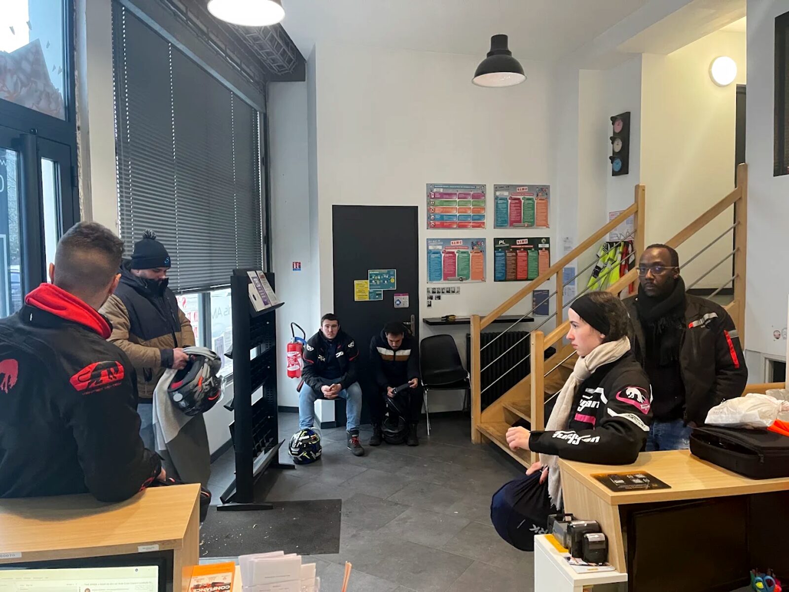 Élèves à l'accueil de l'auto-école